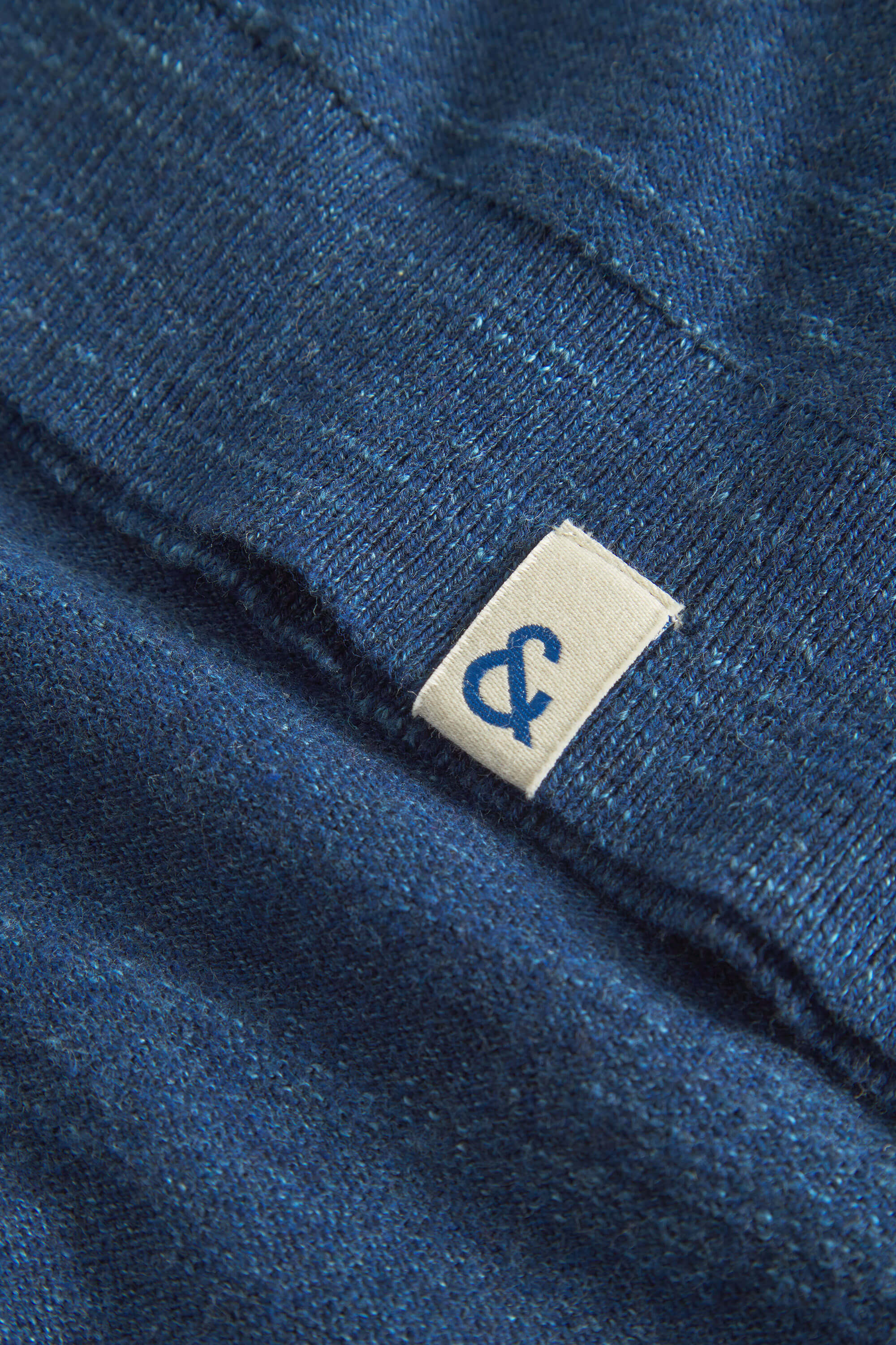 Herren Strick-Poloshirt, blau, aus 80% Baumwolle 20% Recyceltem Polyester von Colours & Sons
